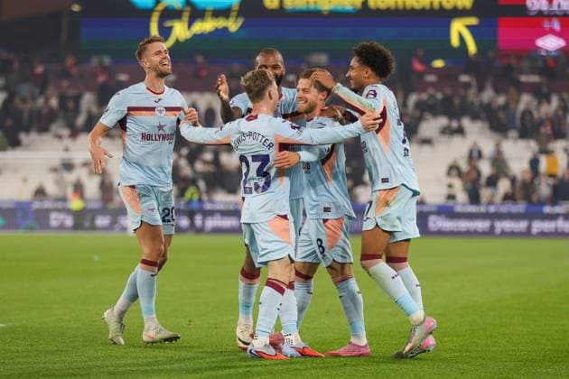 Brentford players celebrate after a goal scored by Mathias Jensen of Brentford during the Premier League match between West Ham and Brentford at London Stadium in London, England (Photo by Alexander Canillas Sports Press Photo)  Copyright: xAlexanderxCanillas SPPx Sportspressphoto_SPR45667