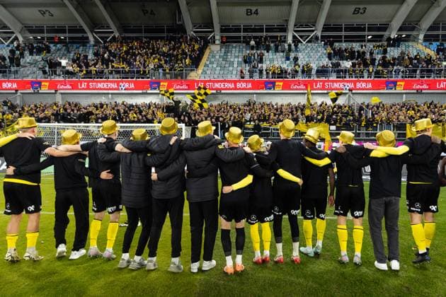 251020 Mjällbys players cheer in front of the supporters after the football match in Allsvenskan between IFK Göteborg and Mjällby on October 20, 2025 in Gothenburg  Copyright: MICHAELxERICHSEN BB251020MI088