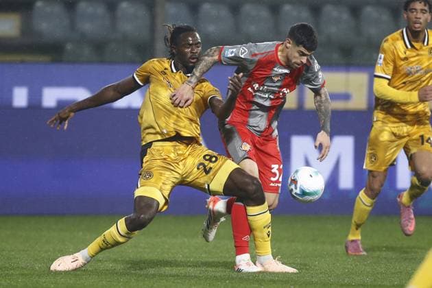 Udinese Oumar Solet makes an attempt to score during the Serie A soccer match between Cremonese and Udinese at the Giovanni Zini in Turin, north west Italy - Lunedi , Ottobre 20, 2025. - Soccer .  Copyright: xAlbertoxMarianii LaPressex
