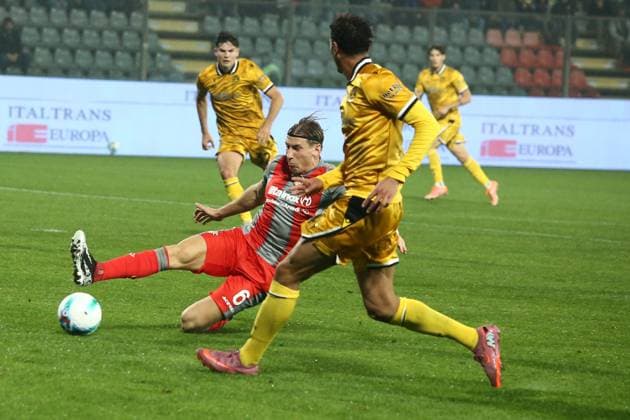 Cremonese Federico Baschirotto makes an attempt to score during the Serie A soccer match between Cremonese and Udinese at the Giovanni Zini in Turin, north west Italy - Lunedi , Ottobre 20, 2025. - Soccer .  Copyright: xAlbertoxMarianii LaPressex