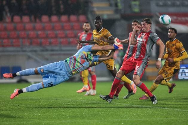 US Cremonese v Udinese Calcio - Serie A Marco Silvestri (US Cremonese) participates in the Serie A football match between US Cremonese and Udinese Calcio in Cremona, Italy, on October 20, 2025, at Stadio Giovanni Zini. Cremona Italy  Copyright: xEmanuelexComincinix originalFilename:comincini-uscremon251020_npppl.jpg
