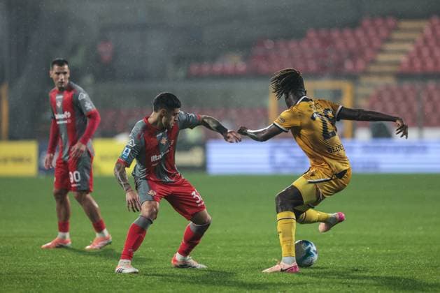 US Cremonese v Udinese Calcio - Serie A The contrast between Martin Payero of US Cremonese and Oumar Solet of Udinese Calcio occurs during the Serie A football match between US Cremonese and Udinese Calcio in Cremona, Italy, on October 20, 2025, at Stadio Giovanni Zini. Cremona Italy  Copyright: xEmanuelexComincinix originalFilename:comincini-uscremon251020_npuHz.jpg