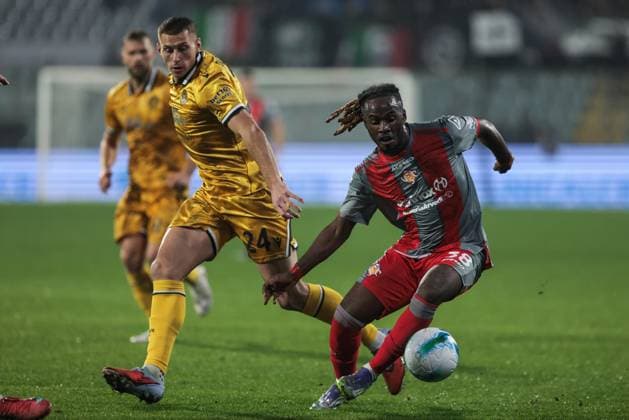 US Cremonese v Udinese Calcio - Serie A Warren Bondo (US Cremonese) participates in the Serie A football match between US Cremonese and Udinese Calcio in Cremona, Italy, on October 20, 2025, at Stadio Giovanni Zini. Cremona Italy  Copyright: xEmanuelexComincinix originalFilename:comincini-uscremon251020_np9aa.jpg