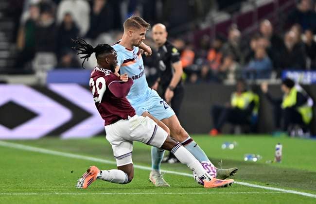 West Ham vs Brentford , Premier League Kristoffer Ajer (Brentford) is tackled by Aaron Wan-Bissaka (West Ham) during the West Ham vs Brentford Premier League match at the London Stadium Stratford. Stratford The London Stadium UK Copyright: xMartinxDaltonx WestHam_Brentford_201025_047