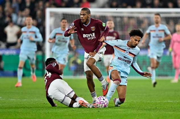 West Ham vs Brentford , Premier League (l to r) Aaron Wan-Bissaka (West Ham), Jean-Clair Todibo (West Ham) and Kevin Schade (Brentford) during the West Ham vs Brentford Premier League match at the London Stadium Stratford. Stratford The London Stadium UK Copyright: xMartinxDaltonx WestHam_Brentford_201025_051