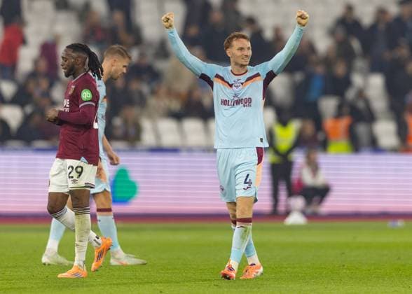 West Ham United v Brentford, Premier League, Football, The London Stadium, London, UK - 20 Oct 2025 Sepp Van Den Berg of Brentford FC celebrates at full time London The London Stadium Stratford GBR, UK NEWSPAPERS OUT Copyright: xEllixBirchx