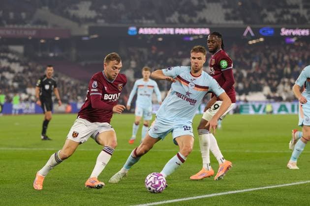Jarrod Bowen of West Ham United receives pressure from Kristoffer Ajer of Brentford during the Premier League match between West Ham and Brentford at London Stadium in London, England (Photo by Alexander Canillas Sports Press Photo)  Copyright: xAlexanderxCanillas SPPx Sportspressphoto_SPR45673