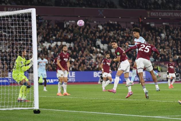 Kevin Schade of Brentford heads the ball towards the goal but hits the post during the Premier League match between West Ham and Brentford at London Stadium in London, England (Photo by Alexander Canillas Sports Press Photo)  Copyright: xAlexanderxCanillas SPPx Sportspressphoto_SPR45674