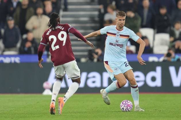 Kristoffer Ajer of Brentford receives pressure from Aaron Wan-Bissaka of West Ham United during the Premier League match between West Ham and Brentford at London Stadium in London, England (Photo by Alexander Canillas Sports Press Photo)  Copyright: xAlexanderxCanillas SPPx Sportspressphoto_SPR45690