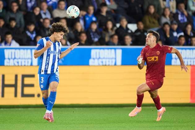 October 20, 2025, Vitoria, Alava, SPAIN: Youssef Enriquez of Deportivo Alaves competes for the ball with Hugo Duro of Valencia CF during the LaLiga EA Sports match between Deportivo Alaves and Valencia CF at Mendizorrotza on October 20, 2025, in Vitoria, Spain. Vitoria SPAIN - ZUMAa181 20251020_zaa_a181_188 Copyright: xRicardoxLarreinax