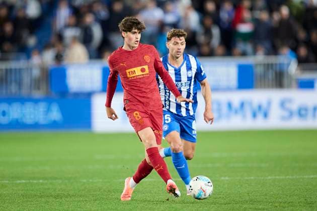 October 20, 2025, Vitoria, Alava, SPAIN: Javi Guerra of Valencia CF in actions against Lucas Boye of Deportivo Alaves during the LaLiga EA Sports match between Deportivo Alaves and Valencia CF at Mendizorrotza on October 20, 2025, in Vitoria, Spain. Vitoria SPAIN - ZUMAa181 20251020_zaa_a181_185 Copyright: xRicardoxLarreinax