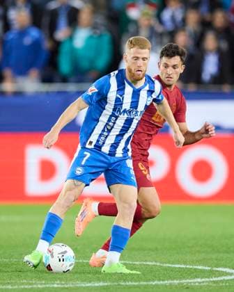 October 20, 2025, Vitoria, Alava, SPAIN: Carlos Vicente of Deportivo Alaves competes for the ball with Hugo Duro of Valencia CF during the LaLiga EA Sports match between Deportivo Alaves and Valencia CF at Mendizorrotza on October 20, 2025, in Vitoria, Spain. Vitoria SPAIN - ZUMAa181 20251020_zaa_a181_186 Copyright: xRicardoxLarreinax