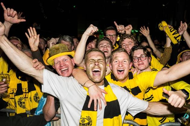 251020 Mjällbys Jacob Bergström cheers with supporters at the gold banquet after the football match in Allsvenskan between IFK Göteborg and Mjällby on October 20, 2025 in Gothenburg  Copyright: CARLxSANDIN BB251020CS121