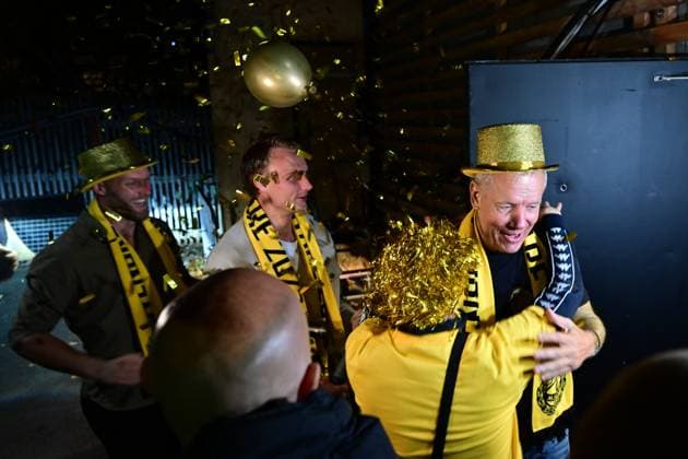 GOTHENBURG, SWEDEN 20251021 Mjällby s players, here sports director Hasse Larsson, celebrate the Swedish Championship gold medal at Trädgar n in Gothenburg after winning Monday s Allsvenskan football match between IFK Göteborg and Mjällby AIF at Gamla Ullevi GÖTEBORG SWEDEN x9200x  Copyright: xBjörnxLarssonxRosvall TTx MJÄLLBY CELEBRATES THE SM-GOLD