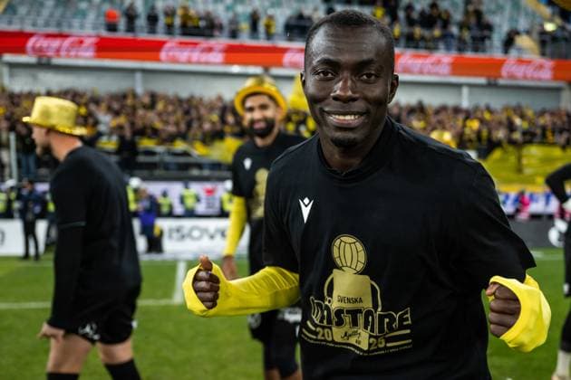 251020 Mjällbys Abdoulie Manneh celebrates after winning the Swedish Championship gold during the football match in Allsvenskan between IFK Göteborg and Mjällby on October 20, 2025 in Gothenburg  Copyright: MATHIASxBERGELD BB251020MB158