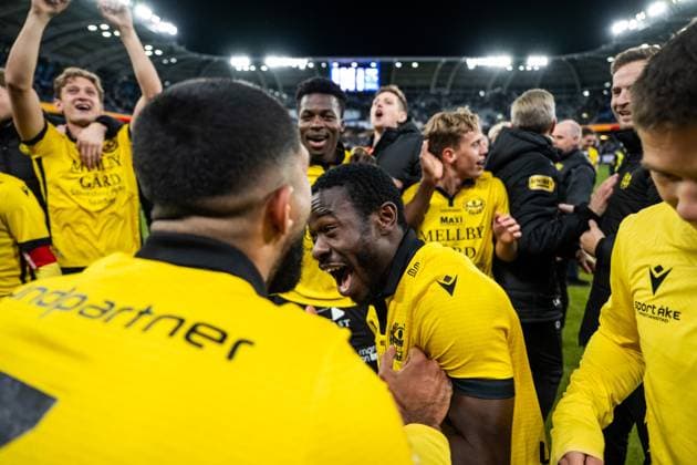 251020 Mjällbys Uba Charles Nwokoma celebrates after winning the Swedish Championship gold during the football match in Allsvenskan between IFK Göteborg and Mjällby on October 20, 2025 in Gothenburg  Copyright: MATHIASxBERGELD BB251020MB162