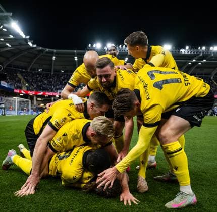 251020 Mjällbys Abdoulie Manneh, Herman Johansson, Jacob Bergström, Viktor Gustafson, Axel Norén and Elliot Stroud cheer with Tom Pettersson who scored 2 0 during the football match in Allsvenskan between IFK Göteborg and Mjällby on October 20, 2025 in Göteborg  Copyright: MATHIASxBERGELD BB251020MB167