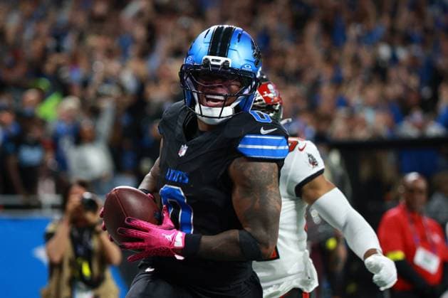 Tampa Bay Buccanners vs Detroit Lions DETROIT,MICHIGAN-OCTOBER 20: Detroit Lions running back Jahmyr Gibbs 0 runs the ball for a touchdown during the first half of an NFL, American Football Herren, USA football game between the Tampa Bay Buccanners and the Detroit Lions in Detroit, Michigan USA, on Monday, October 20, 2025 Detroit Michigan United States  Copyright: xJorgexLemusx originalFilename:lemus-tampabay251020_np395.jpg