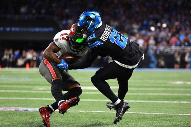Tampa Bay Buccanners vs Detroit Lions DETROIT,MICHIGAN-OCTOBER 20: Tampa Bay Buccaneers wide receiver Sterling Shepard 17 runs the ball against Detroit Lions cornerback Amik Robertson 21 during the first half of an NFL, American Football Herren, USA football game between the Tampa Bay Buccanners and the Detroit Lions in Detroit, Michigan USA, on Monday, October 20, 2025 Detroit Michigan United States  Copyright: xJorgexLemusx originalFilename:lemus-tampabay251020_npqvn.jpg