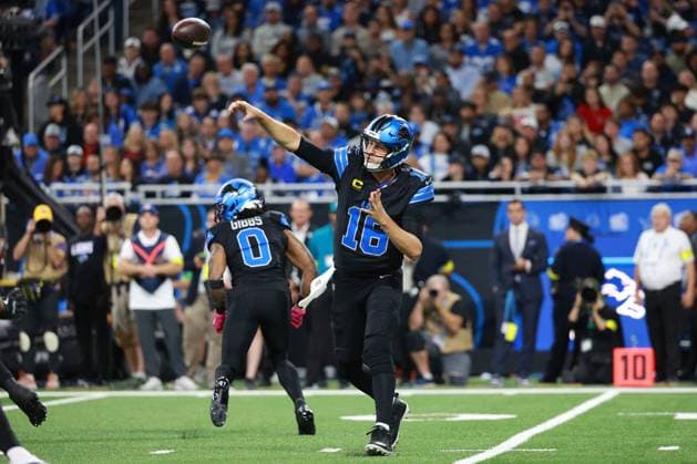 Tampa Bay Buccanners vs Detroit Lions DETROIT,MICHIGAN-OCTOBER 20: Detroit Lions quarterback Jared Goff 16 throws a pass during the first half of an NFL, American Football Herren, USA football game between the Tampa Bay Buccanners and the Detroit Lions in Detroit, Michigan USA, on Monday, October 20, 2025 Detroit Michigan United States  Copyright: xJorgexLemusx originalFilename:lemus-tampabay251020_npEoL.jpg