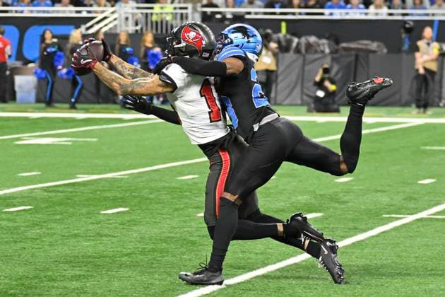 DETROIT, MI - OCTOBER 20: Tampa Bay Buccaneers WR Mike Evans (13) temporarily has his hands on a pass with Detroit Lions Cornerback Rock Ya-Sin (23) during the game between Tampa Bay Buccaneers and Detroit Lions on October 20, 2025 at Ford Field in Detroit, MI ( CSM) Detroit United States - ZUMAc04_ 20251020_zma_c04_002 Copyright: xAllanxDranbergx