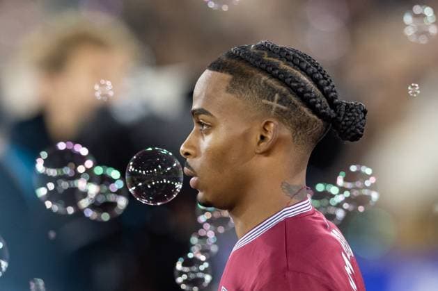 West Ham United v Brentford, Premier League, Football, The London Stadium, London, UK - 20 Oct 2025 Crysencio Summerville of West Ham United amidst the bubbles before kick off London The London Stadium Stratford GBR, UK NEWSPAPERS OUT Copyright: xEllixBirchx