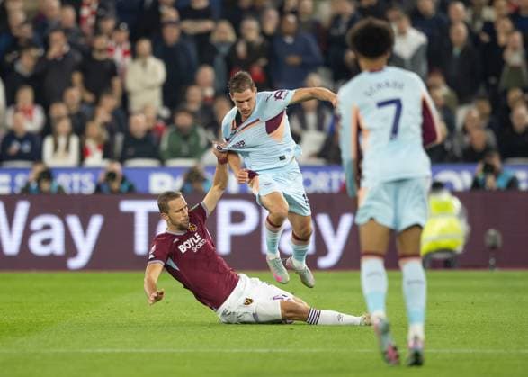 West Ham United v Brentford, Premier League, Football, The London Stadium, London, UK - 20 Oct 2025 Yehor Yarmoliuk of Brentford FC leaps out of the tackle by Tomas Soucek of West Ham United London The London Stadium Stratford GBR, UK NEWSPAPERS OUT Copyright: xEllixBirchx