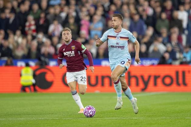 West Ham United v Brentford, Premier League, Football, The London Stadium, London, UK - 20 Oct 2025 Jarrod Bowen of West Ham United and Kristoffer Ajer of Brentford FC London The London Stadium Stratford GBR, UK NEWSPAPERS OUT Copyright: xEllixBirchx