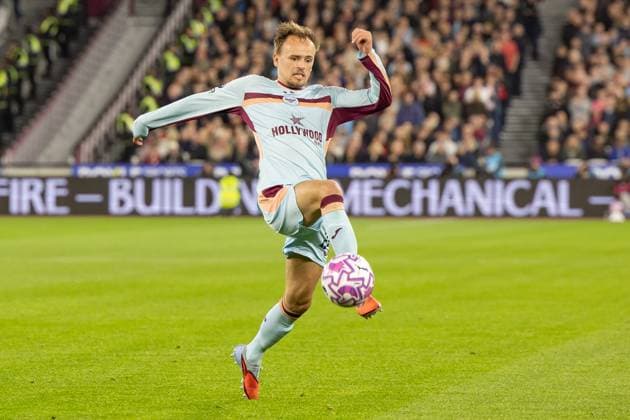 West Ham United v Brentford, Premier League, Football, The London Stadium, London, UK - 20 Oct 2025 Mikkel Damsgaard of Brentford FC controls the ball London The London Stadium Stratford GBR, UK NEWSPAPERS OUT Copyright: xEllixBirchx