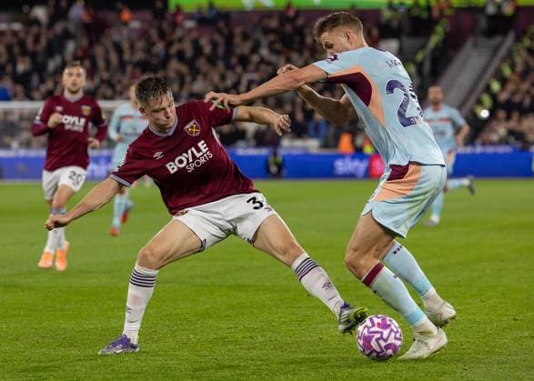 West Ham United v Brentford, Premier League, Football, The London Stadium, London, UK - 20 Oct 2025 Ollie Scarles of West Ham United and Kristoffer Ajer of Brentford FC battle for possession London The London Stadium Stratford GBR, UK NEWSPAPERS OUT Copyright: xEllixBirchx