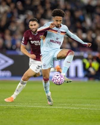 West Ham United v Brentford, Premier League, Football, The London Stadium, London, UK - 20 Oct 2025 Kevin Schade of Brentford FC controls the ball London The London Stadium Stratford GBR, UK NEWSPAPERS OUT Copyright: xEllixBirchx