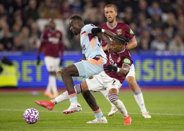 West Ham United v Brentford, Premier League, Football, The London Stadium, London, UK - 20 Oct 2025 Crysencio Summerville of West Ham United tangles with Michael Kayode of Brentford FC London The London Stadium Stratford GBR, UK NEWSPAPERS OUT Copyright: xEllixBirchx