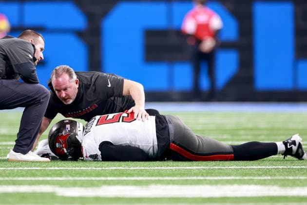 Chicago Bears vs Detroit Lions DETROIT,MICHIGAN-October 20: Linebacker Haason Reddick (5) of the Tampa Bay Buccaneers is checked for injury during an NFL, American Football Herren, USA football game between the Tampa Bay Buccaneers and the Detroit Lions in Detroit, Michigan USA, on Monday, October 20, 2025. Detroit Michigan United States  Copyright: xAmyxLemusx originalFilename:lemus-chicagob251020_np0Eo.jpg