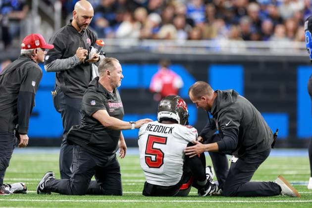 Chicago Bears vs Detroit Lions DETROIT,MICHIGAN-October 20: Linebacker Haason Reddick (5) of the Tampa Bay Buccaneers is checked for injury during an NFL, American Football Herren, USA football game between the Tampa Bay Buccaneers and the Detroit Lions in Detroit, Michigan USA, on Monday, October 20, 2025. Detroit Michigan United States  Copyright: xAmyxLemusx originalFilename:lemus-chicagob251020_npwgw.jpg