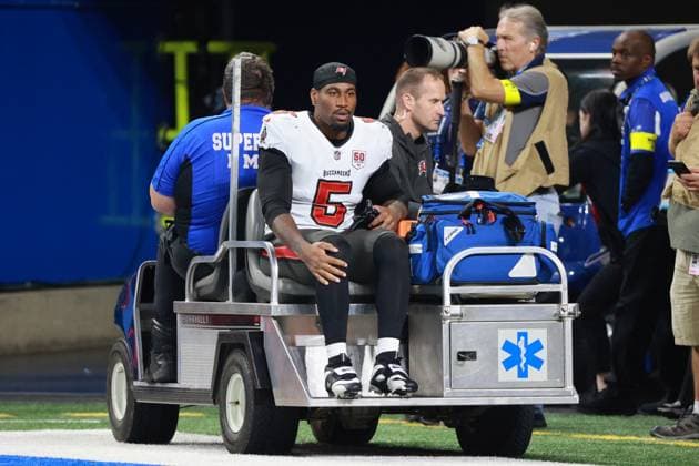 Tampa Bay Buccanners vs Detroit Lions DETROIT,MICHIGAN-OCTOBER 20: Tampa Bay Buccaneers outside linebacker Haason Reddick 5 is taken off the field after an injury during the second half of an NFL, American Football Herren, USA football game between the Tampa Bay Buccanners and the Detroit Lions in Detroit, Michigan USA, on Monday, October 20, 2025 Detroit Michigan United States  Copyright: xJorgexLemusx originalFilename:lemus-tampabay251020_np2af.jpg