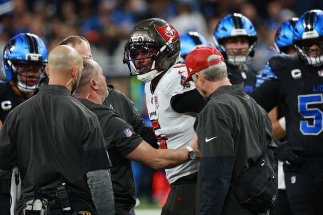 Tampa Bay Buccanners vs Detroit Lions DETROIT,MICHIGAN-OCTOBER 20: Tampa Bay Buccaneers outside linebacker Haason Reddick 5 is taken off the field after an injury during the second half of an NFL, American Football Herren, USA football game between the Tampa Bay Buccanners and the Detroit Lions in Detroit, Michigan USA, on Monday, October 20, 2025 Detroit Michigan United States  Copyright: xJorgexLemusx originalFilename:lemus-tampabay251020_nprwv.jpg