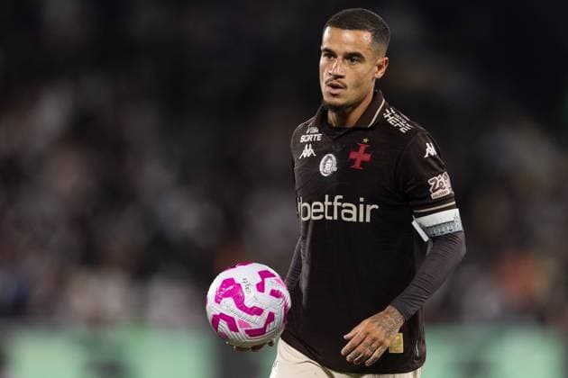 October 20, 2025, Rio De Janeiro, Rio De Janeiro, Brazil: RIO DE JANEIRO, BRAZIL - OCTOBER 20: PHILIPPE COUTINHO of Vasco da Gama holds the ball during the match between Vasco da Gama and Fluminense as part of Brasileirao 2025 at Maracana Stadium on October 20, 2025 in Rio de Janeiro, Brazil. Rio De Janeiro Brazil - ZUMAc227 20251020_zsp_c227_049 Copyright: xRuanoxCarneirox