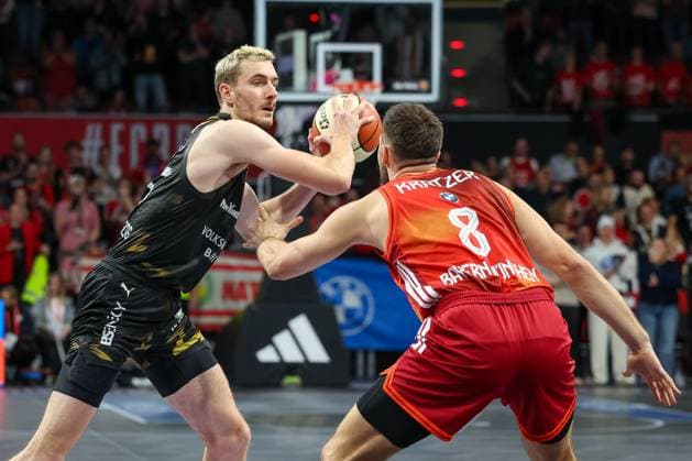 Philipp Hartwich Basketball Loewen Braunschweig, 15 with ball with Leon Kratzer FC Bayern Basketball, 08 , GER, FC Bayern Basketball vs Basketball Loewen Braunschweig, Basketball, BBL Pokal, Round of 16, Season 2025 2026, 20 10 2025, GER, FC Bayern Basketball vs Basketball Loewen Braunschweig, Basketball, BBL Pokal, Round of 16, Season 2025 2026, 20 10 2025 Munich Copyright: xEibner-Pressefoto JennixMaulx EP_JML