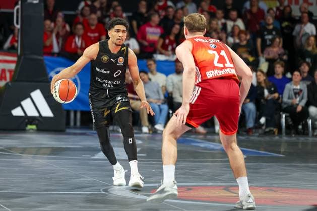 Adrian Worthy Basketball Loewen Braunschweig, 00 with Justuz Hollatz FC Bayern Basketball, 21 , GER, FC Bayern Basketball vs Basketball Loewen Braunschweig, Basketball, BBL Pokal, Round of 16, 2025 2026 season, 20 10 2025, GER, FC Bayern Basketball vs Basketball Loewen Braunschweig, Basketball, BBL Pokal, Round of 16, 2025 2026 season, 20 10 2025 Munich Copyright: xEibner-Pressefoto JennixMaulx EP_JML