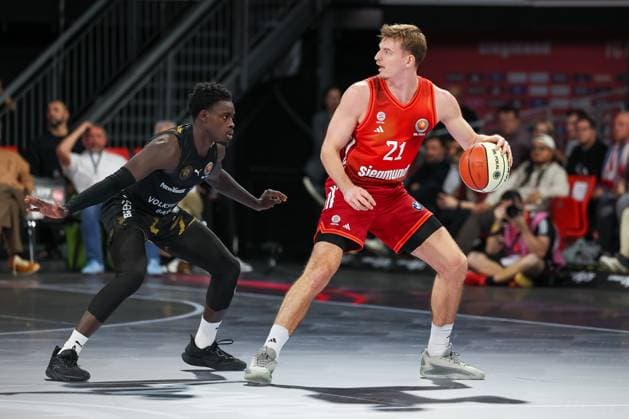 Justuz Hollatz FC Bayern Basketball, 21 with ball with Barra Njie Basketball Loewen Braunschweig, 13 , GER, FC Bayern Basketball vs Basketball Loewen Braunschweig, Basketball, BBL Pokal, Round of 16, Season 2025 2026, 20 10 2025, GER, FC Bayern Basketball vs Basketball Loewen Braunschweig, Basketball, BBL Pokal, Round of 16, Season 2025 2026, 20 10 2025 Muenchen Copyright: xEibner-Pressefoto JennixMaulx EP_JML