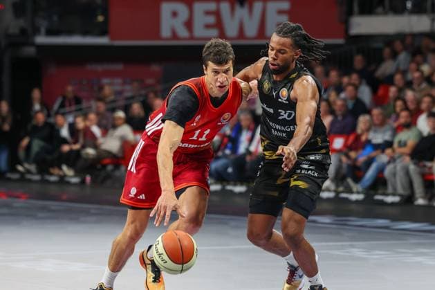 Vladimir Lucic FC Bayern Basketball, 11 with ball with Chip Flanigan Basketball Loewen Braunschweig, 30 , GER, FC Bayern Basketball vs Basketball Loewen Braunschweig, Basketball, BBL Pokal, Round of 16, Season 2025 2026, 20 10 2025, GER, FC Bayern Basketball vs Basketball Loewen Braunschweig, Basketball, BBL Pokal, Round of 16, Season 2025 2026, 20 10 2025 Munich Copyright: xEibner-Pressefoto JennixMaulx EP_JML