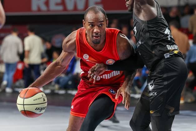 Isiaha Mike FC Bayern Basketball, 22 with ball with Barra Njie Basketball Loewen Braunschweig, 13 , GER, FC Bayern Basketball vs Basketball Loewen Braunschweig, Basketball, BBL Pokal, Round of 16, Season 2025 2026, 20 10 2025, GER, FC Bayern Basketball vs Basketball Loewen Braunschweig, Basketball, BBL Pokal, Round of 16, Season 2025 2026, 20 10 2025 Muenchen Copyright: xEibner-Pressefoto JennixMaulx EP_JML