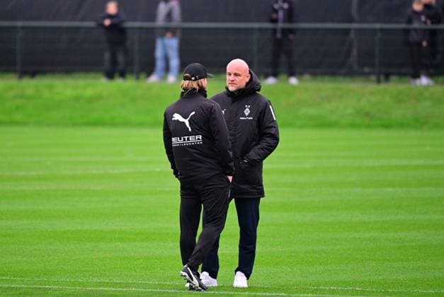 21 10 2025 Moenchengladbach Football, Men, Season 2025 2026, Training Borussia Moenchengladbach Im Gespraech v li Eugen Polanski Interim Coach Gladbach , Rouven Schroeder Head of Sports, Gladbach DFL regulations prohibit any use of photographs as image sequences and or quasi video Borussia Park NRW Germany