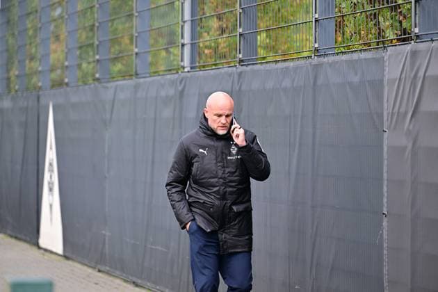 21 10 2025 Moenchengladbach Football, Men, Season 2025 2026, Training Borussia Moenchengladbach Rouven Schroeder Head of Sports, Gladbach telephones DFL regulations prohibit any use of photographs as image sequences and or quasi video Borussia Park NRW Germany
