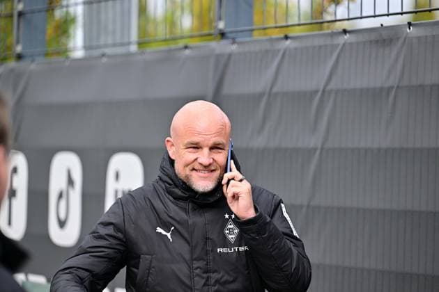 21 10 2025 Moenchengladbach Football, Men, Season 2025 2026, Training Borussia Moenchengladbach Rouven Schroeder Head of Sports, Gladbach telephones DFL regulations prohibit any use of photographs as image sequences and or quasi video Borussia Park NRW Germany