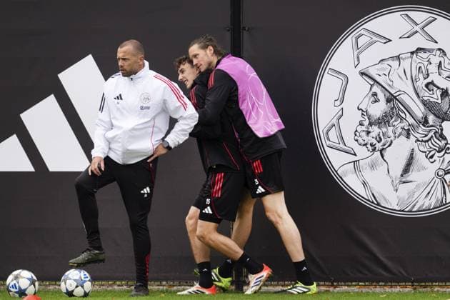 AMSTERDAM - Coach Johnny Heitinga with Ajax s Wout Weghorst and Youri Baas during training prior to the UEFA Champions League match against Chelsea FC at the De Toekomst sports complex on October 21, 2025, in Amsterdam, Netherlands. ANP OLAF KRAAK UEFA Champions League 2025-2026 xVIxANPxSportx xxANPxIVx 539858423 originalFilename: 539858423.jpg