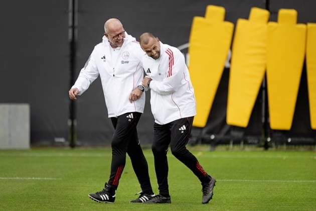 AMSTERDAM - Coach Johnny Heitinga with Ajax assistant Fred Grim during training prior to the UEFA Champions League match against Chelsea FC at the De Toekomst sports complex on October 21, 2025, in Amsterdam, Netherlands. ANP OLAF KRAAK UEFA Champions League 2025-2026 xVIxANPxSportx xxANPxIVx 539859748 originalFilename: 539859748.jpg