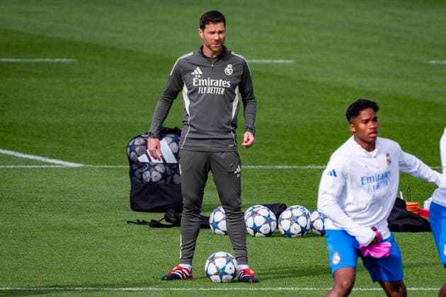 Real Madrid C.F. Training Session And press conference, PK, Pressekonferenz - UEFA Champions League 2025 26 League Phase MD3 Xabi Alonso, head coach of Real Madrid, is seen on the training field during the Training Session and Press Conference ahead of the UEFA Champions League 2024 25 match against Juventus FC at Ciudad Real Madrid on October 21, 2025 in Valdebebas, Spain. Valdebebas Ciudad Real Madrid Madrid Spain Copyright: xAlbertoxGardinx AGardin_20251021_Foot_Champions_Real_Madrid_PC_0234