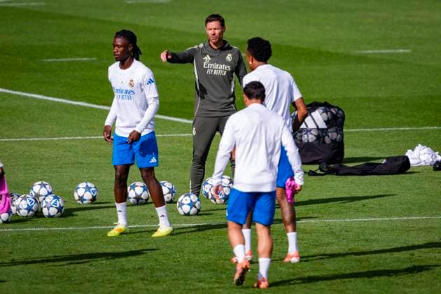 Real Madrid C.F. Training Session And press conference, PK, Pressekonferenz - UEFA Champions League 2025 26 League Phase MD3 Xabi Alonso (C), head coach of Real Madrid, is seen giving indications to his players during the Training Session and Press Conference ahead of the UEFA Champions League 2024 25 match against Juventus FC at Ciudad Real Madrid on October 21, 2025 in Valdebebas, Spain. Valdebebas Ciudad Real Madrid Madrid Spain Copyright: xAlbertoxGardinx AGardin_20251021_Foot_Champions_Real_Madrid_PC_0250