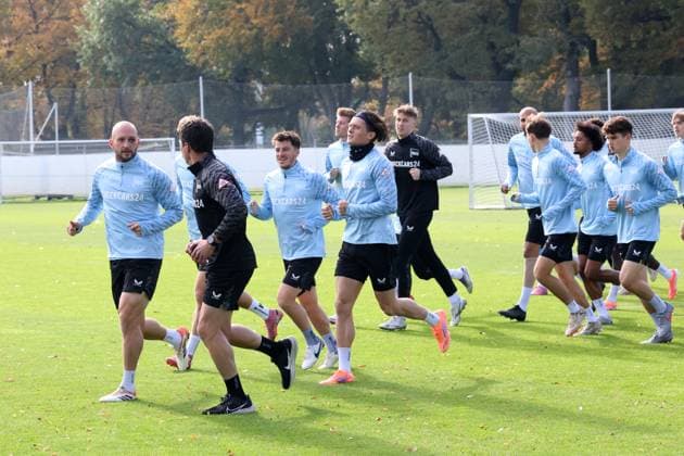 DEU, DFL, 2 FBL Hertha BSC, Training, 21 10 2025, Sportforum, Berlin, DEU, DFL, 2 FBL Hertha BSC, Training, im Bild Hertha Spielerkreis, Toni Leistner Hertha BSC Berlin 37 , Fabian Reese Hertha BSC Berlin 11 , Diego Demme Hertha BSC Berlin 6 DFL regulations prohibit any use of Photographs as image sequences and or quasi video nordphotoxGmbHx xEngler nph00076